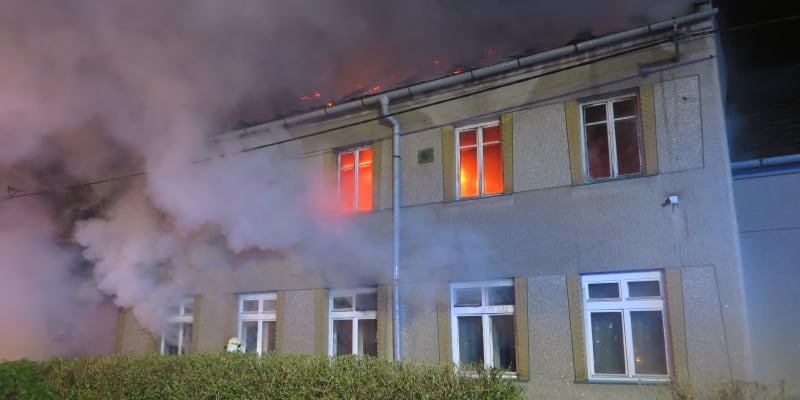 Při požáru domu v Držovicích u Prostějova byl na zahradě nalezen mrtvý senior. Požár pohltil celý dům, škoda se pohybuje mezi pěti až deseti miliony Kč. 