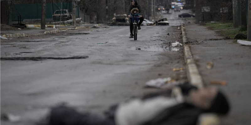 Ukrajinské jednotky odhalují následky ruského masakru v městě Buča. (2. 4. 2022)