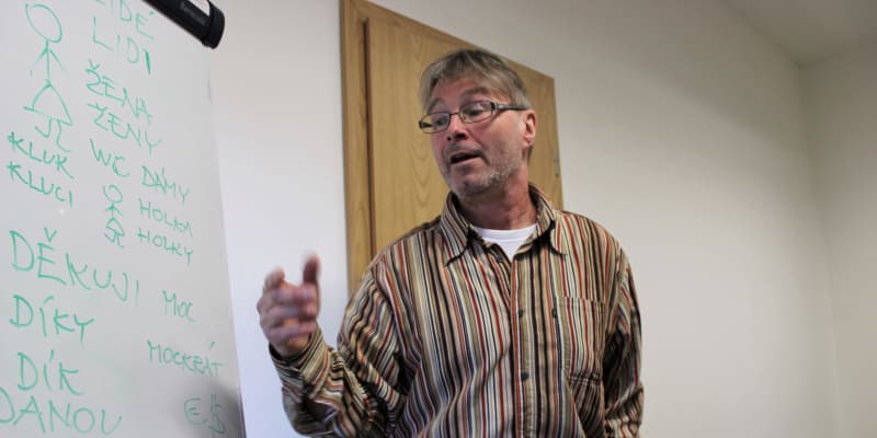 Učitel Vladimír Kovář během odpolední výuky češtiny pro Ukrajince v moravských Lošticích. Učí dobrovolně, bez nároku na mzdu.