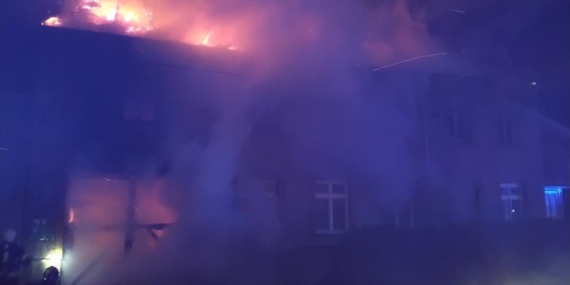 Při požáru domu v Držovicích u Prostějova byl na zahradě nalezen mrtvý senior. Požár pohltil celý dům, škoda se pohybuje mezi pěti až deseti miliony Kč. 