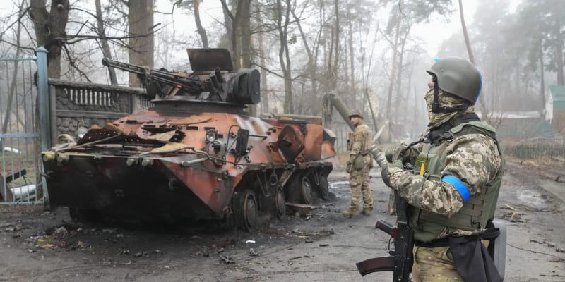 Ukrajinci v Mariupolu zneškodnili ruský obrněný vůz.