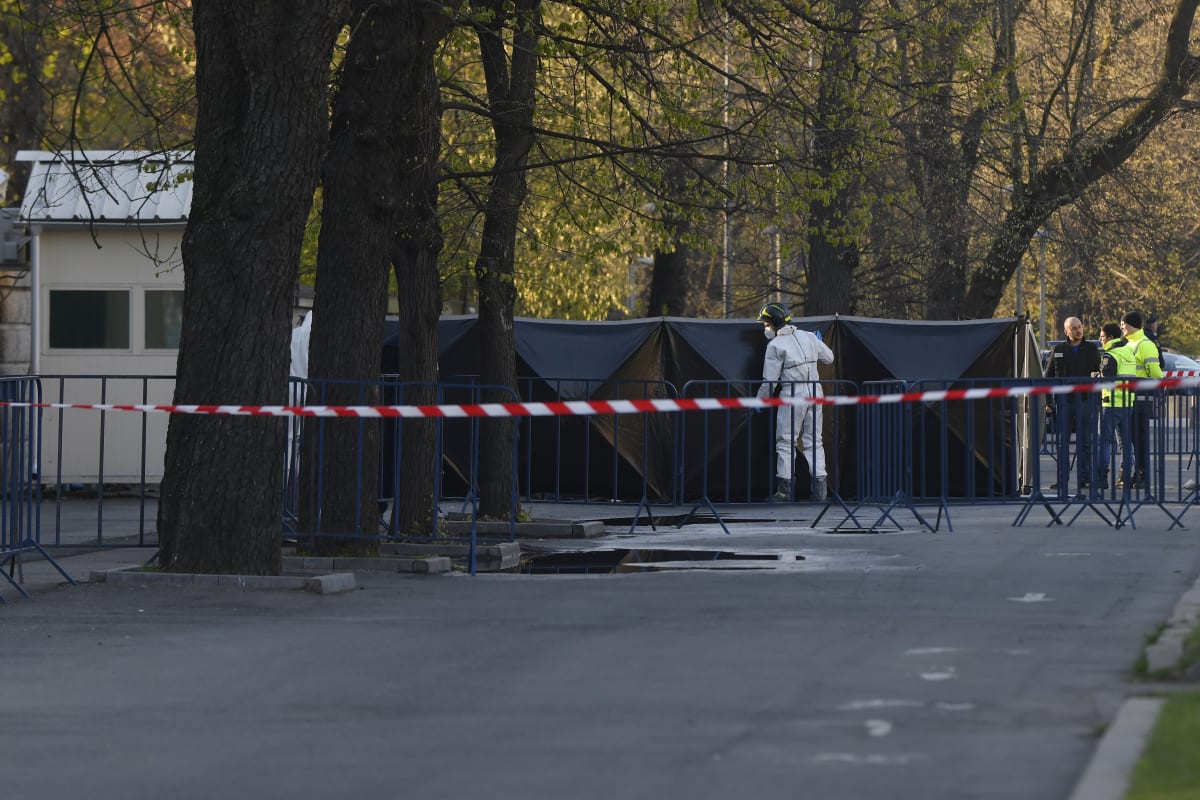 Auto najelo do brány ruského velvyslanectví v rumunské Bukurešti.
