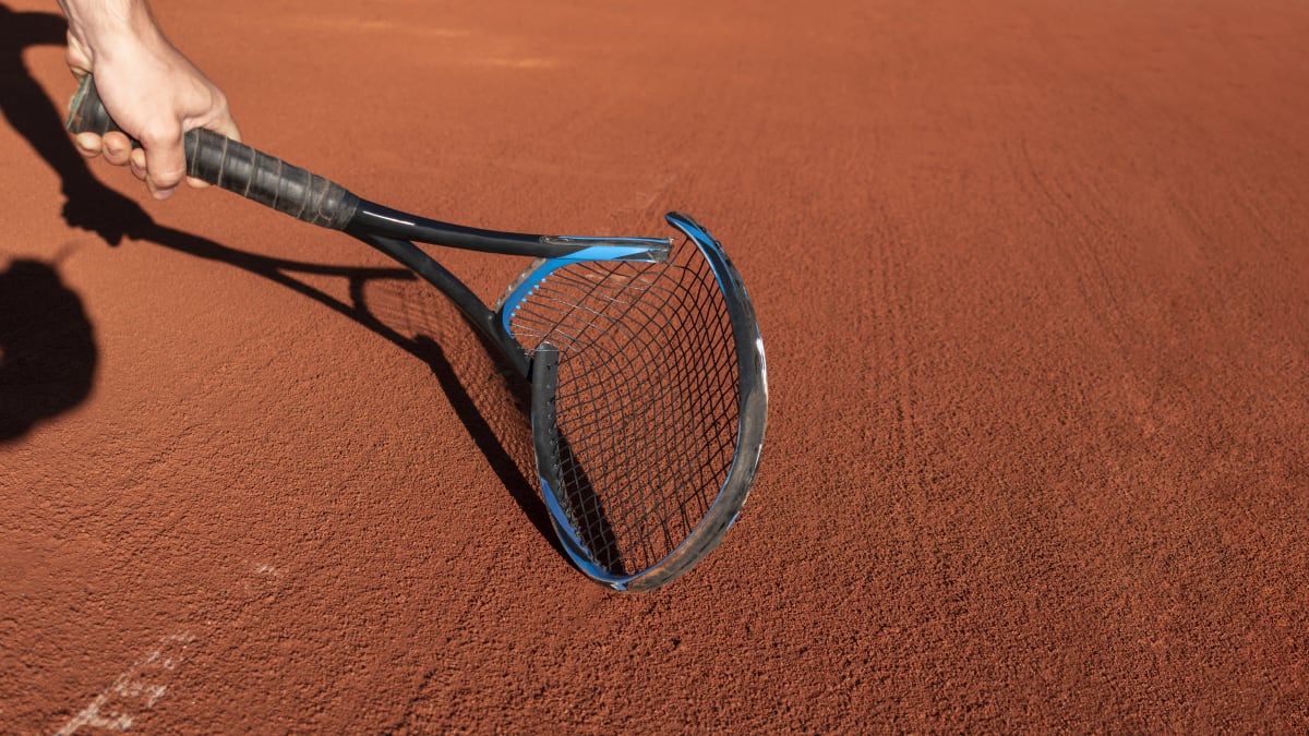 Frustrace tenistů často končí rozbitou raketou. Francouzský tenista Michael Kouame upustil páru jiným způsobem. (ilustrační fotografie)