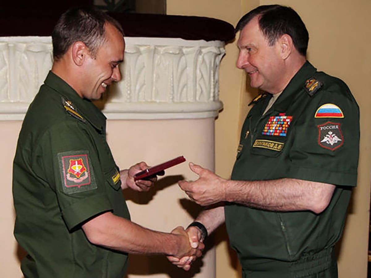 Podplukovník Azatbek Omurbekov (vlevo) v roce 2014 dostal medaili za službu.