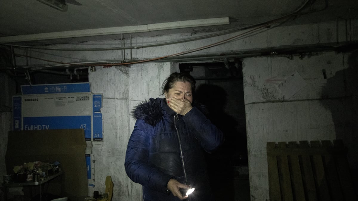 Ukrajinka neskrývá emoce ve sklepě, který sloužil jako dočasný kryt ve městě Buča. (4. dubna 2022)