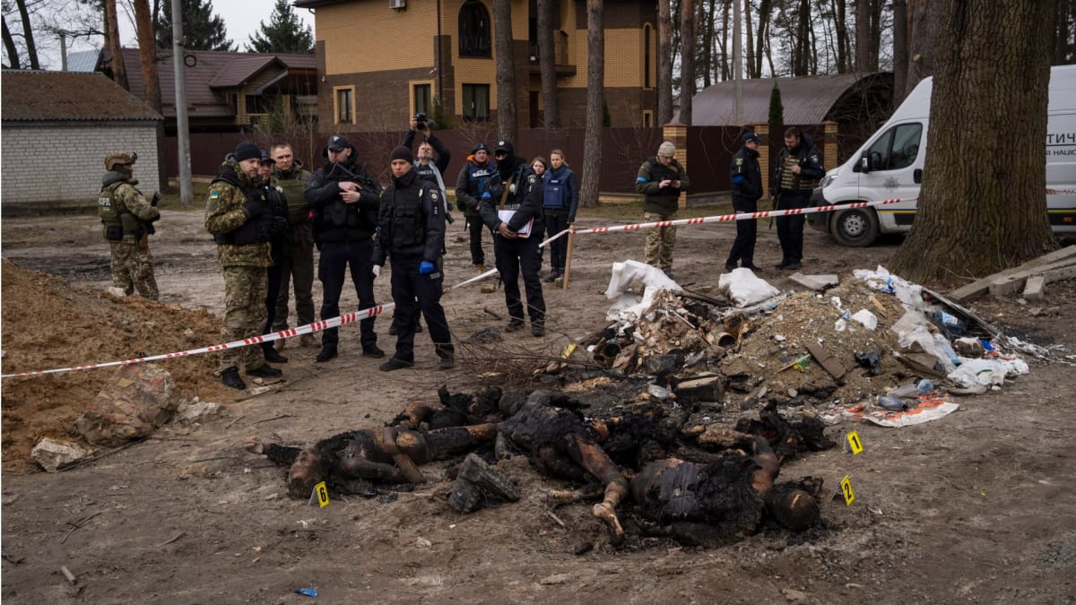 Ukrajinci osvobodili město Buča a odhalili stovky mrtvých civilistů, kteří mnohdy leželi jen na ulicích.