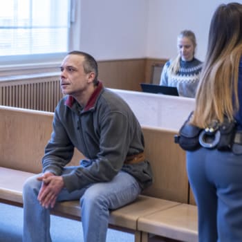 Recidivista Pavel Brož, který loni na Prachaticku zavraždil svou těhotnou známou, dostal u soudu 26 let vězení.