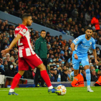 Diego Simeone (vlevo) se při vymýšlení taktických pokynů na duel s Manchesterem City soustředil hlavně na defenzivu. A na hřišti to bylo více než dobře vidět.