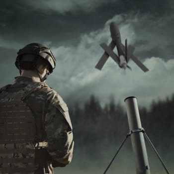 Vypouštění dronu Switchblade. Ukrajinská armáda dostává dodávky těchto bezpilotních letadel z USA