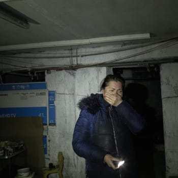 Ukrajinka neskrývá emoce ve sklepě, který sloužil jako dočasný kryt ve městě Buča. (4. dubna 2022)