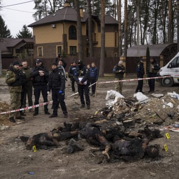 Ukrajinci osvobodili město Buča a odhalili stovky mrtvých civilistů, kteří mnohdy leželi jen na ulicích.