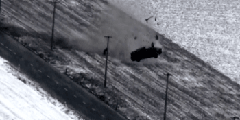 Strašidelné záběry z policejního vrtulníku: Auto skončilo v kotrmelcích, řidič nepřežil