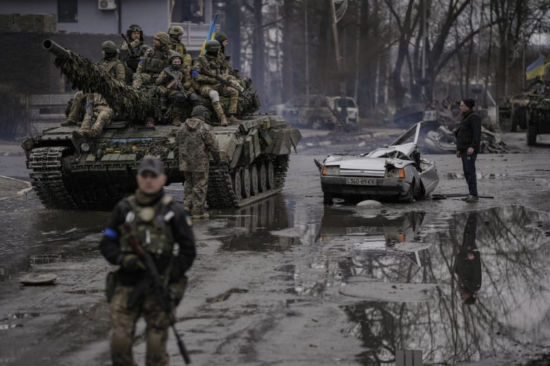 Ukrajinskou armádu v Kyjevské oblasti doprovází tank.