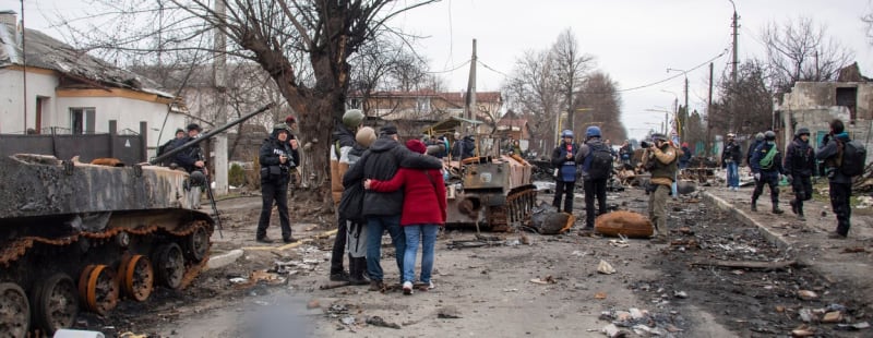 Buča přitom dál odkrývá hrůzy války, Ukrajinci objevují mrtvá těla postupně. (6. 4. 2022)