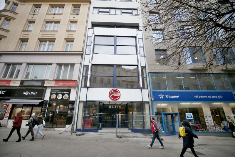 Nad centrálním vchodem do kavárny, který je lemovaný zaoblenými výkladci restaurace a recepce hotelu, je umístěno logo hotelu Avion od malíře a grafika Emanuela Hrbka.