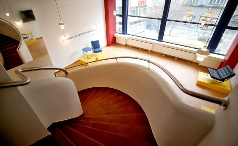  Prostor kaváren je propojen zaoblenou hmotou schodiště, je členěn galeriemi a různými úrovněmi podlah i stropů. 