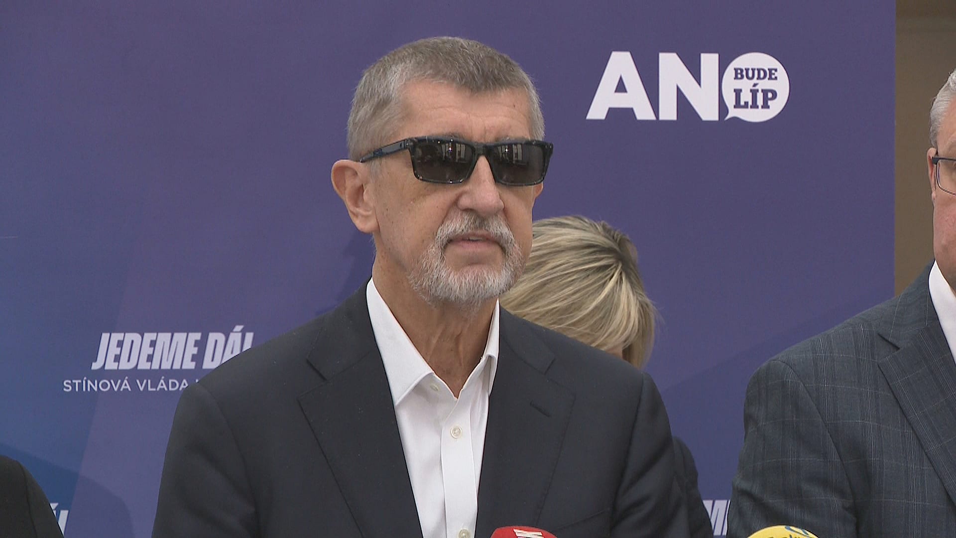 Andrej Babiš (ANO) mu sel po operaci očních víček na tiskovou konferenci v tmavých brýlích.