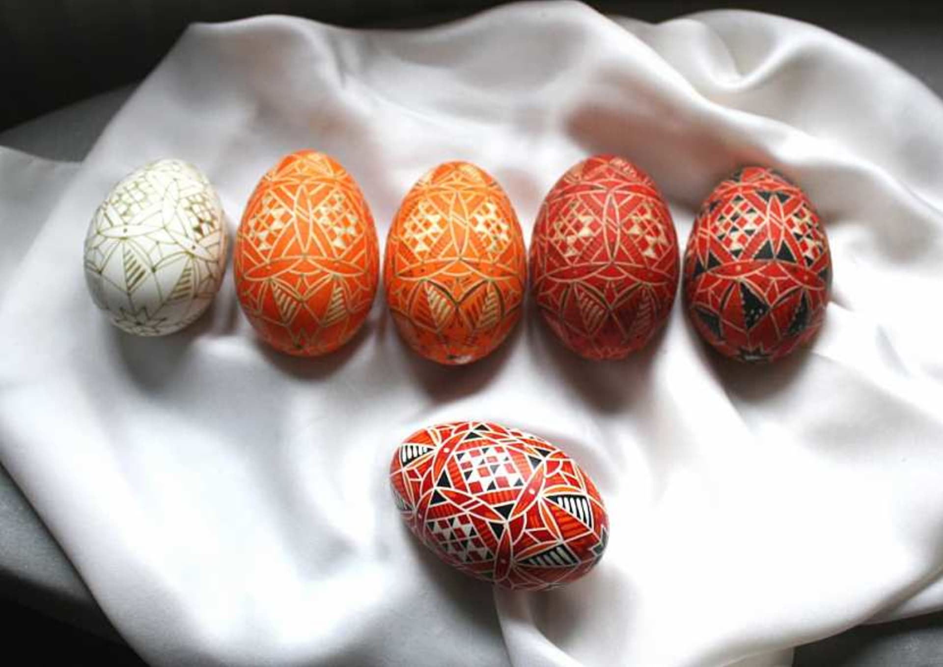 Postupní barvení vajíček pomocí vrstvené voskované batiky
