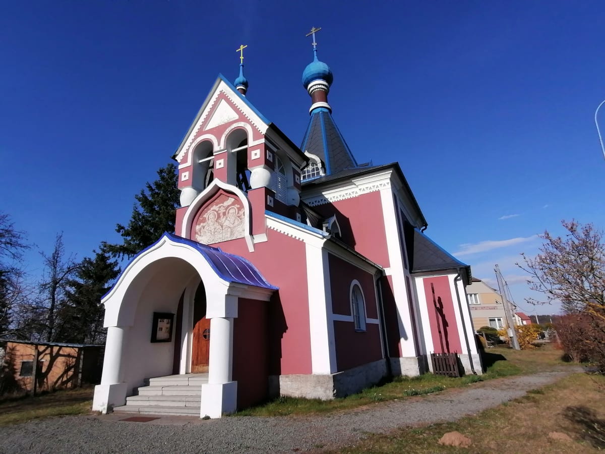 Pravoslavný kostel v Řimicích na Hané vyprojektoval ukrajinský architekt Vsevolod Kolomackij.