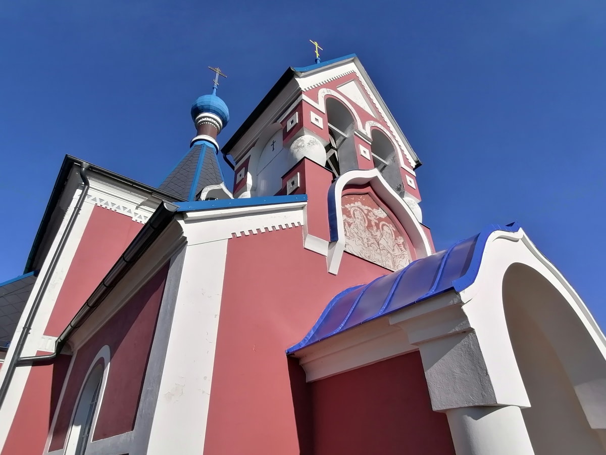 Pravoslavný kostel v Řimicích na Hané vyprojektoval ukrajinský architekt Vsevolod Kolomackij.