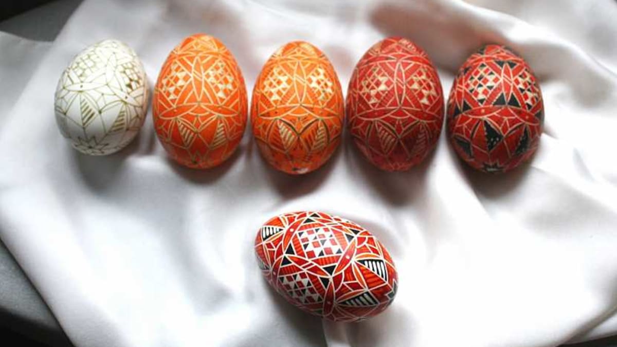 Postupné barvení vajíček pomocí vrstvené voskované batiky