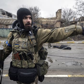 Ukrajinský voják v Buči