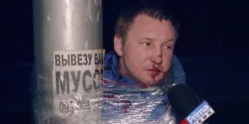 Drsný trest za rabování vybombardovaného obchodu v Kyjevě. Policie muže přivázala ke sloupu