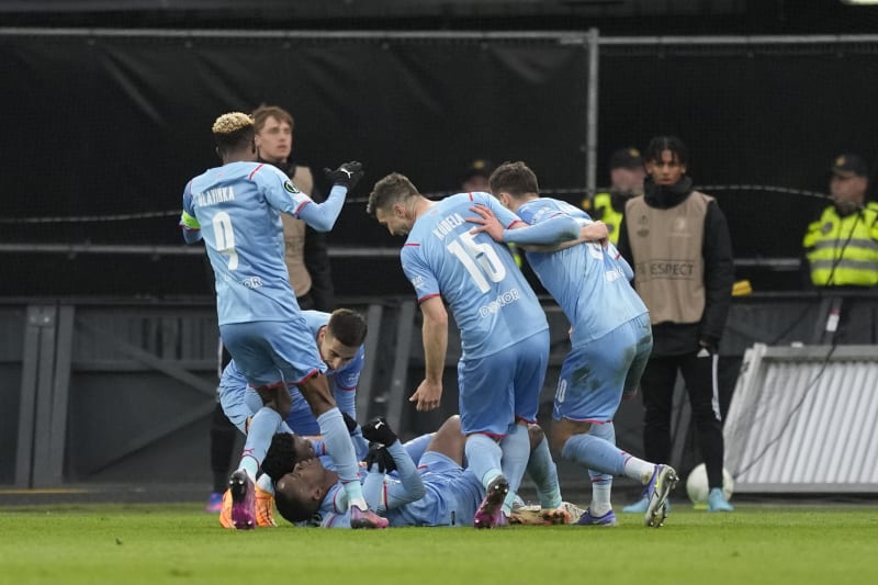  Fotbalisté Slavie remizovali v úvodním utkání čtvrtfinále Evropské konferenční ligy v Rotterdamu s Feyenoordem 3:3. 
