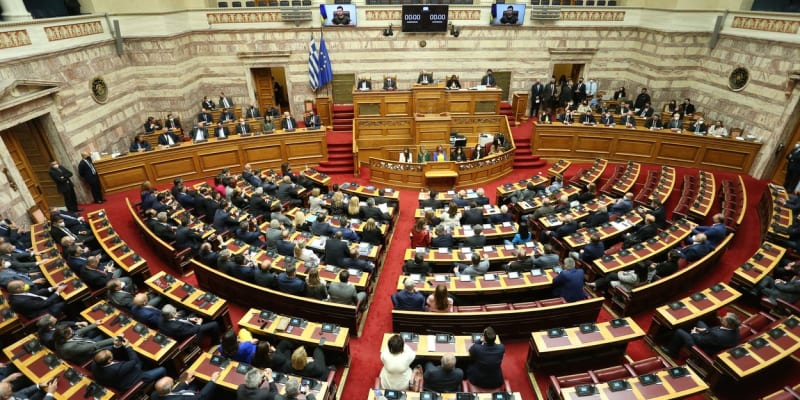 Ukrajinský prezident Volodymyr Zelenskyj promluvil k řeckému parlamentu.