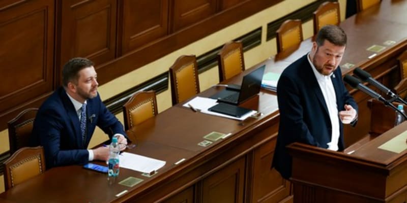 Vít Rakušan (STAN) a Tomio Okamura SPD) ve Sněmovně 29.3.2022