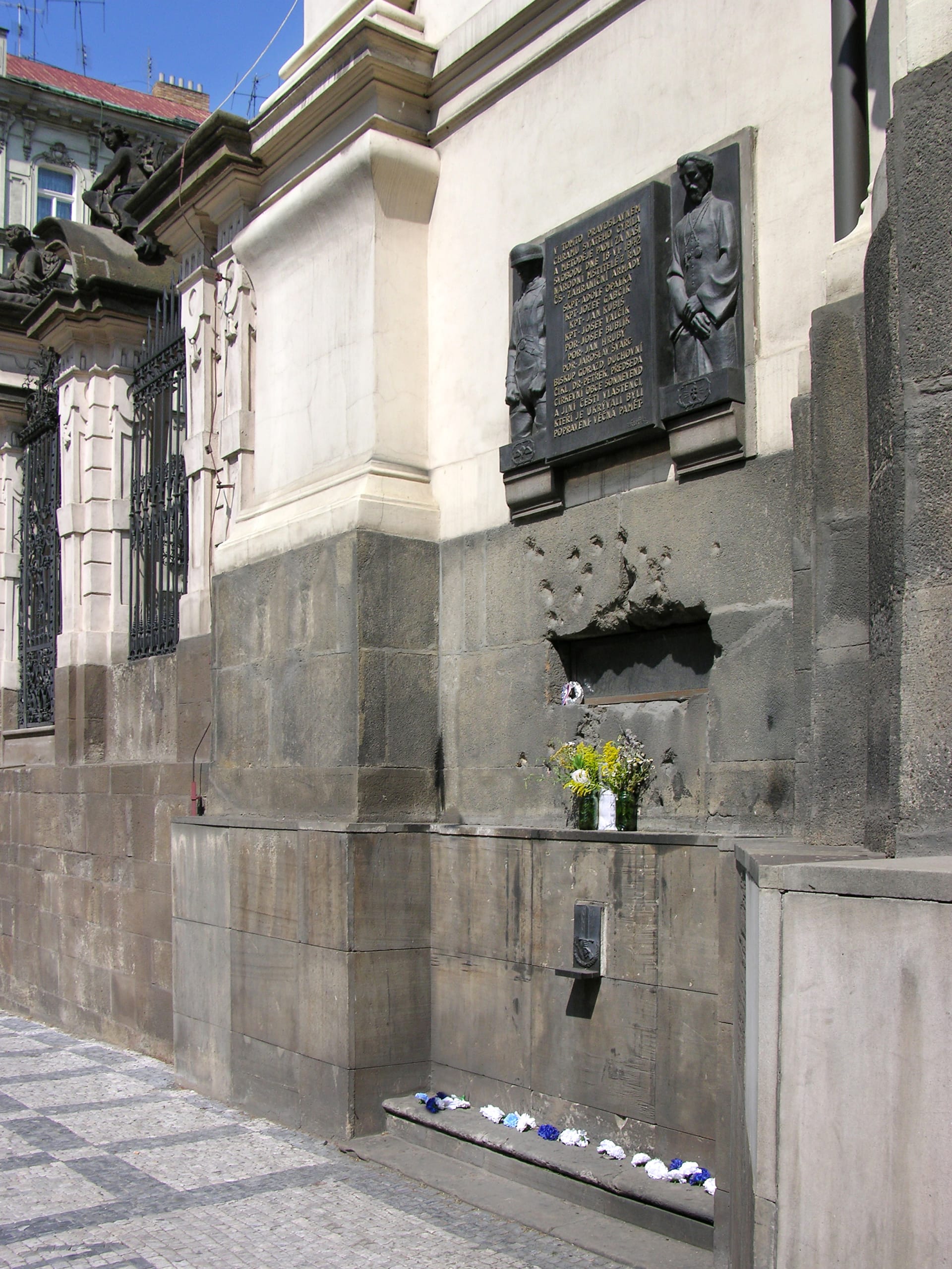Škvíra do krypty kostela sv. Cyrila a Metoděje, kde skončil život statečných parašutistů.