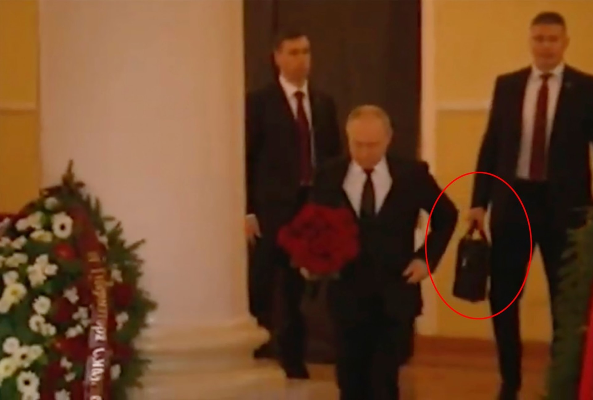 Ruský prezident Vladimir Putin na pohřeb Vladimira Žirinovského přišel v doprovodu. Jeden z důstojníků zřejmě držel jaderný kufřík. Putin se zřejmě obával atentátu.