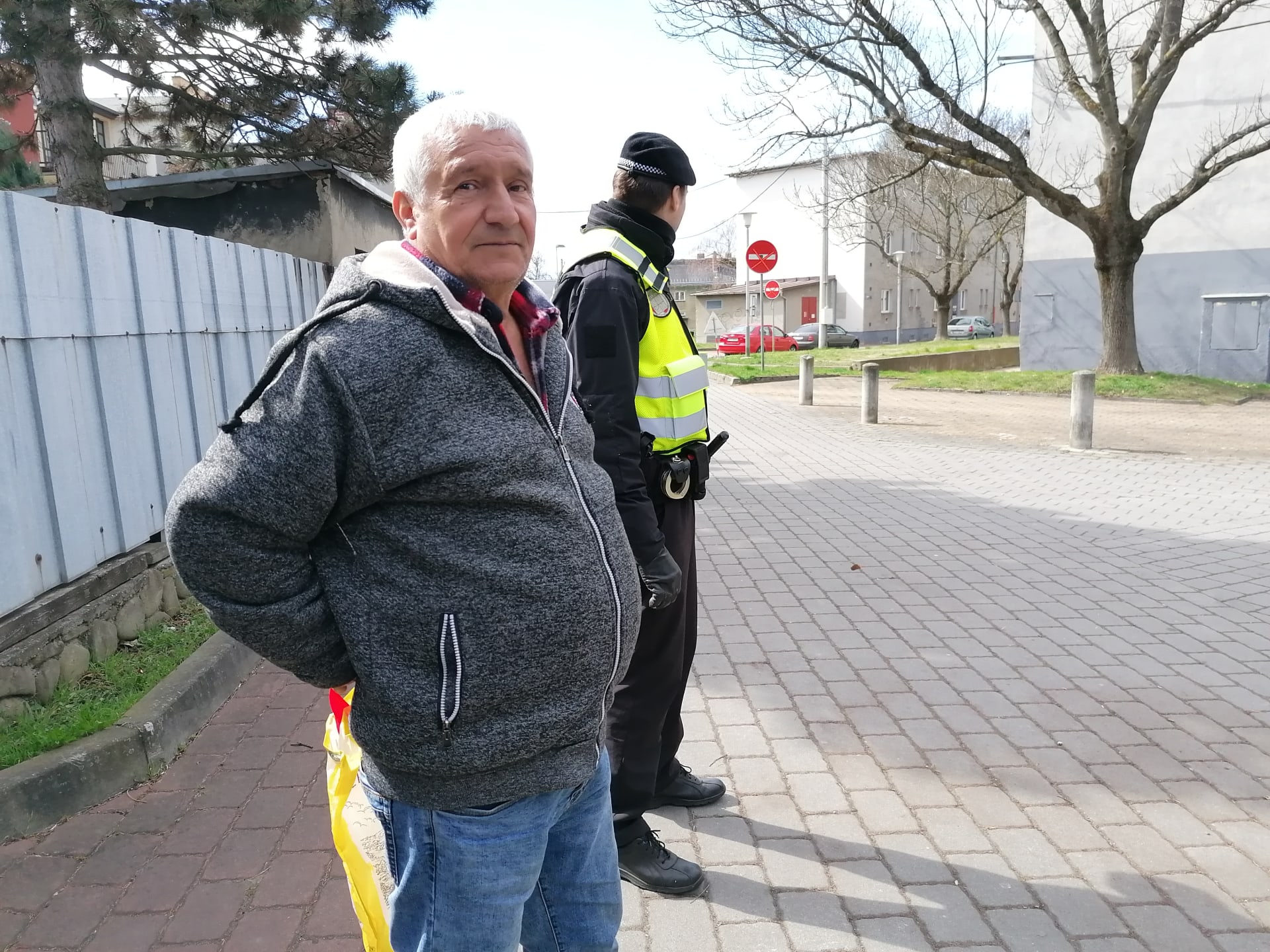 Svědek výbuchu v Ostravě. 70letý Juraj Dotko žije v domě přímo naproti výkopu, v němž v pátek v osm ráno explodovala stará munice. Letecká puma vybuchla v ulici mezi činžáky, které jsou vidět v pozadí.