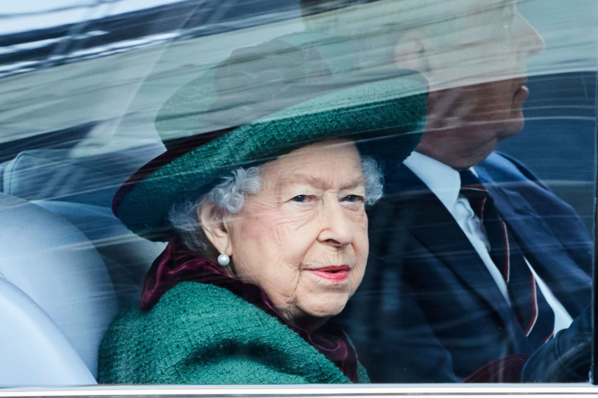 Královna Alžběta II. se na konci března zúčastnila piety za svého zesnulého manžela prince Philipa.