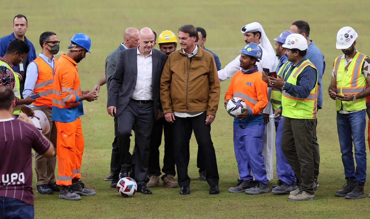 Setkání prezidenta FIFA Gianniho Infantina s dělníky připravujícími stadiony pro mistrovství světa v Kataru.