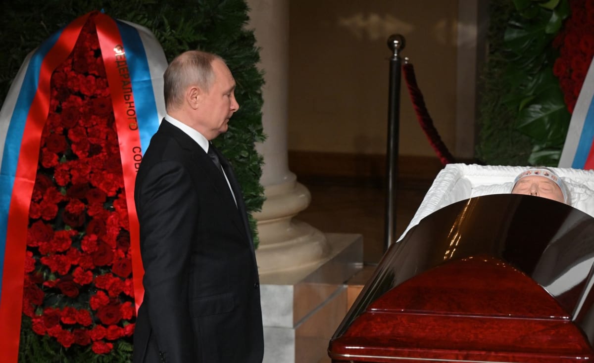 Ruský prezident Vladimir Putin se 8. dubna poklonil památce Vladimira Žirinovského, vůdce Liberálně demokratické strany Ruska (LDPR), který 6. dubna zemřel ve věku 75 let po dlouhé nemoci.