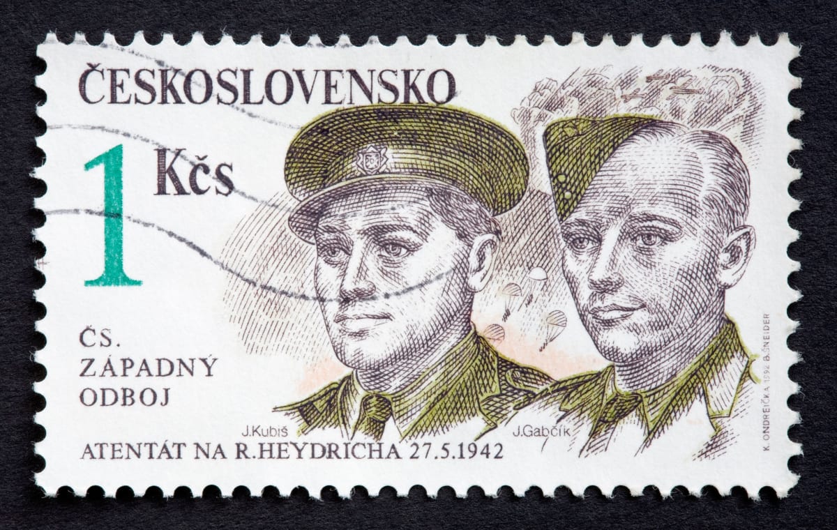 Známka, kterou Československá pošta vydala na památku činu Jana Kubiše a Jozefa Gabčíka.