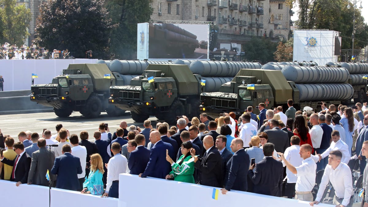 Raketové systémy S-300 během vojenské přehlídky v Kyjevě v roce 2021