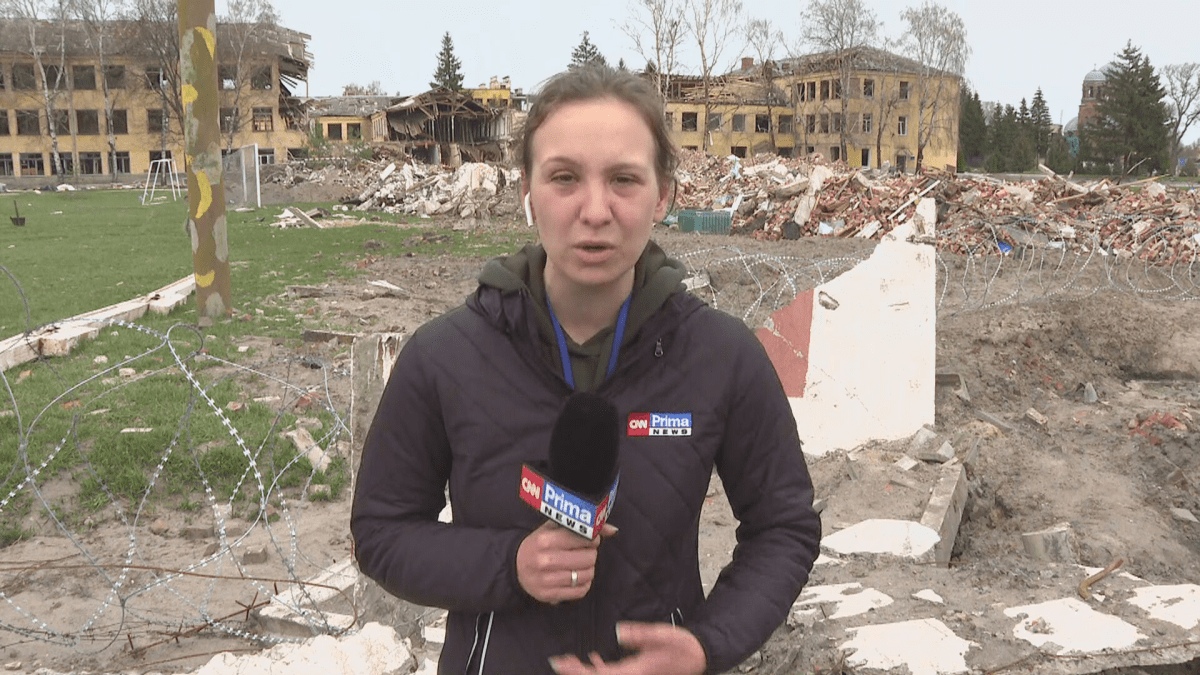 Darja Stomatová na místě dopadu vakuové bomby v ukrajinské Ochtyrce.