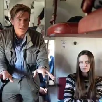 V jednom z evakuačních vlaků mířících na západ Ukrajiny natáčel reportér americké CNN Ivan Watson.