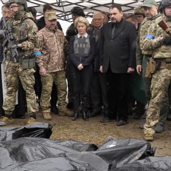 Lídři EU u masového hrobu v Buči