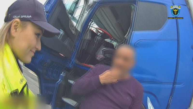 Řidič kamionu se pokusil převézt dva muže. Na Vysočině ho chytli celníci