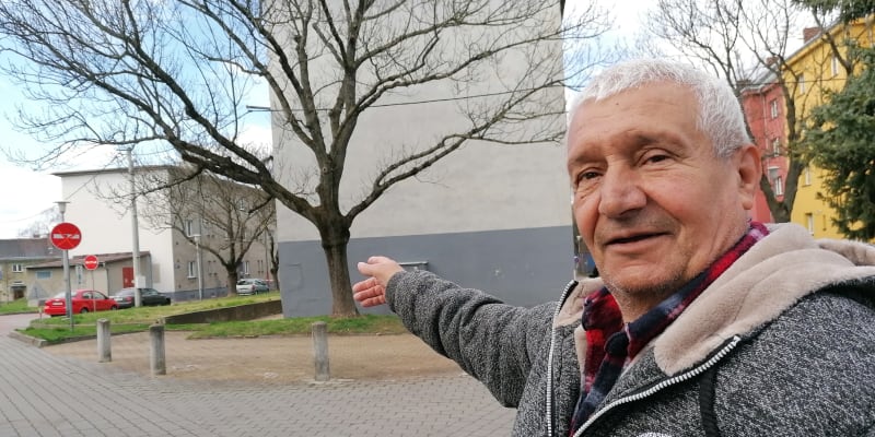 Svědek výbuchu v Ostravě. 70letý Juraj Dotko žije v domě přímo naproti výkopu, v němž v pátek v osm ráno explodovala letecká puma. Munice vybuchla v ulici mezi činžáky, na které ukazuje.