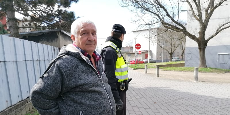 Svědek výbuchu v Ostravě. 70letý Juraj Dotko žije v domě přímo naproti výkopu, v němž v pátek v osm ráno explodovala stará munice. Letecká puma vybuchla v ulici mezi činžáky, které jsou vidět v pozadí.