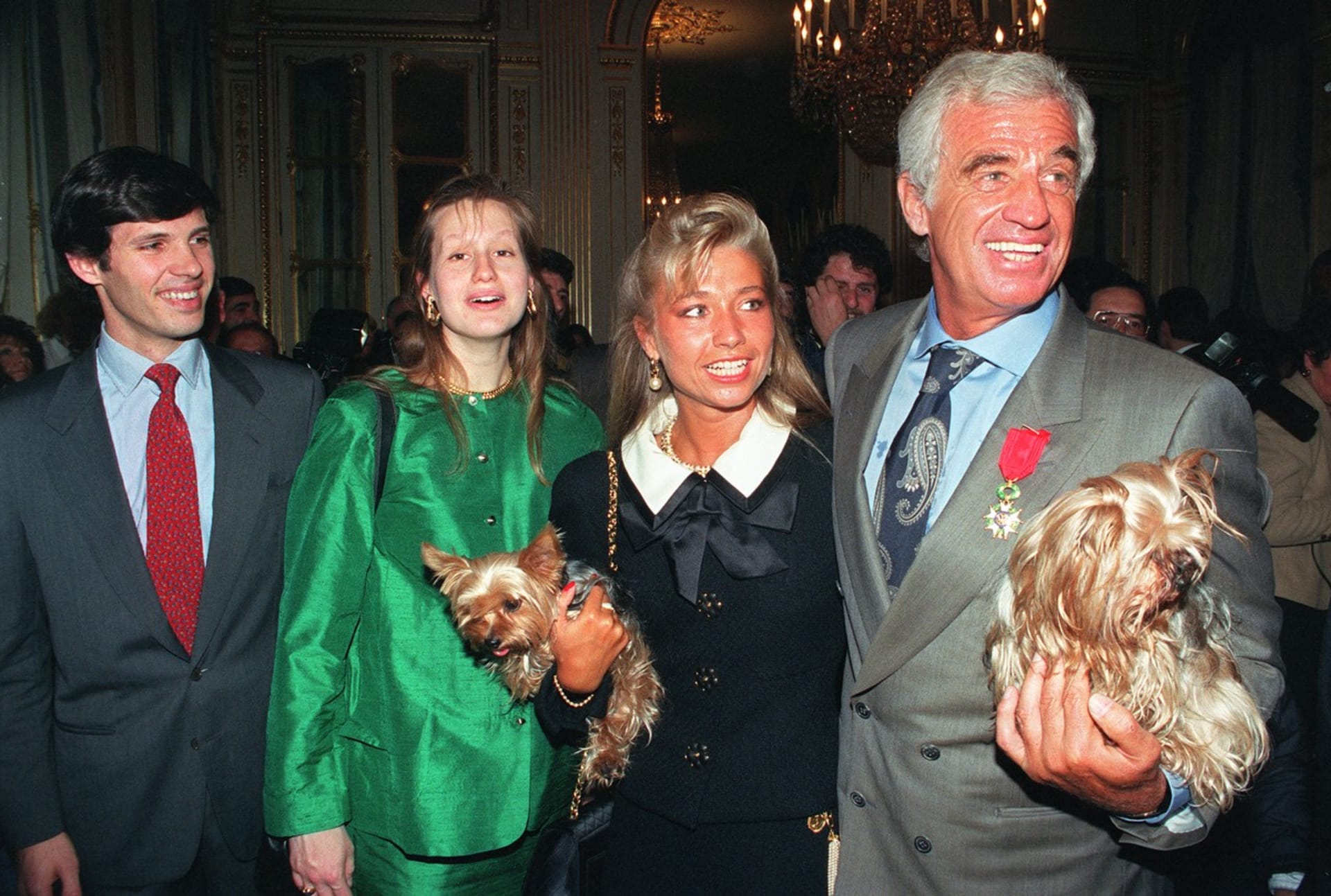 Jean-Paul Belmondo s exmanželkou Nathalií Tardivel, synem Paulem a nevlastní dcerou e synem Paulem a nevlastní dcerou 