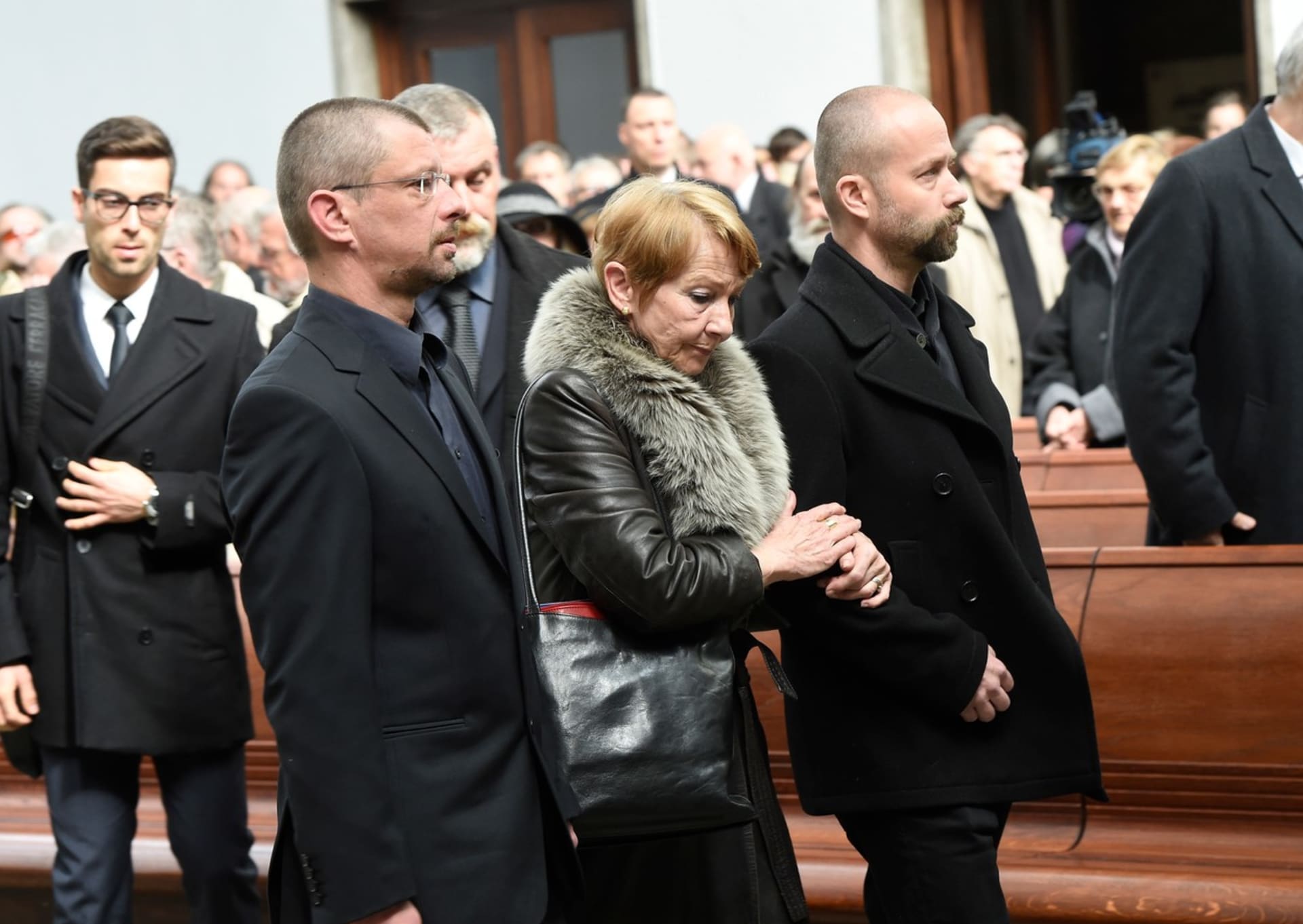 Daniela Kolářová se syny Šimonem a Matějem na pohřbu jejich otce.