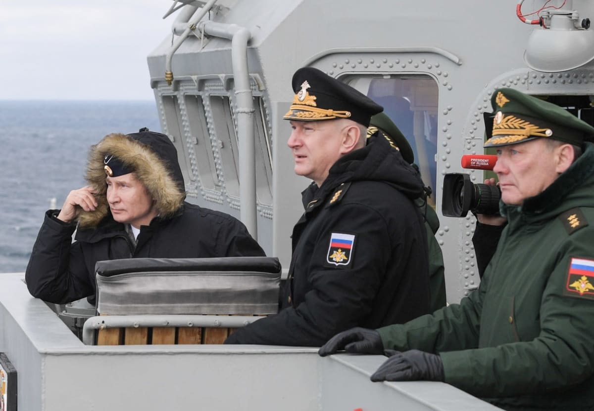 Ruský prezident Vladimir Putin (vlevo) s admirálem Nikolajem Jevmenovem (uprostřed) a novým velitelem invazních sil Aleksandrem Dvornikovem (vpravo).