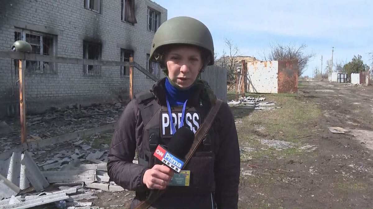 Reportérka CNN Prima NEWS Darja Stomatová před budovou někdejšího ruského velitelství.