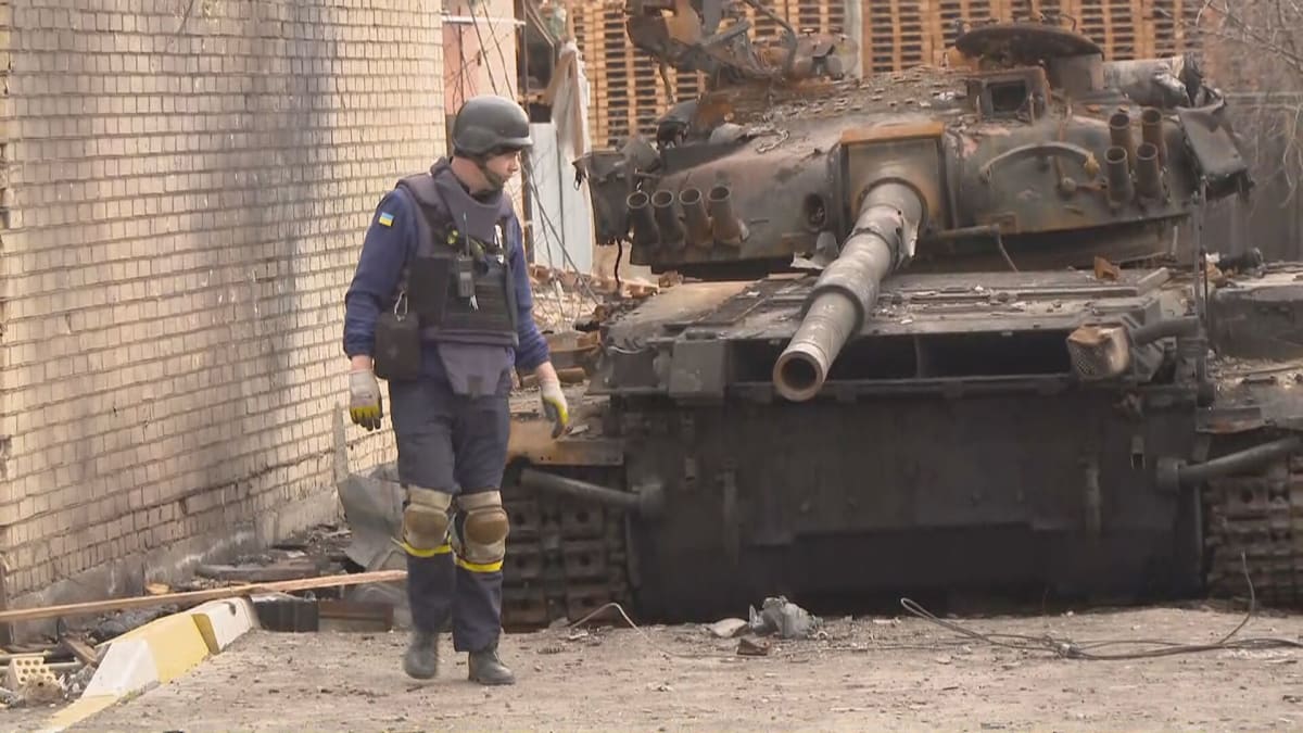Ruští vojáci zanechali v ukrajinském Hostomelu spoušť.