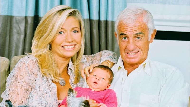 Jean-Paul Belmondo s exmanželkou Nathalií Tardivel a čerstvě narozenou dcerou Stellou
